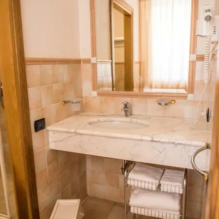 Riviera مارينا دي بييتراسانْت